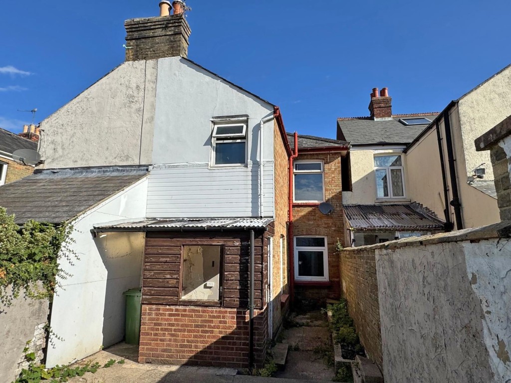 Lot: 160 - THREE-BEDROOM TOWN CENTRE HOUSE - Rear Elevation of the House